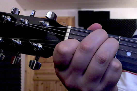 Hier greife ich den E Moll Akkord auf der Gitarre